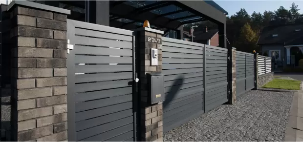 Заборы с распашными воротами