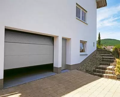 Гаражные секционые ворота с боковой дверью серии Prestige